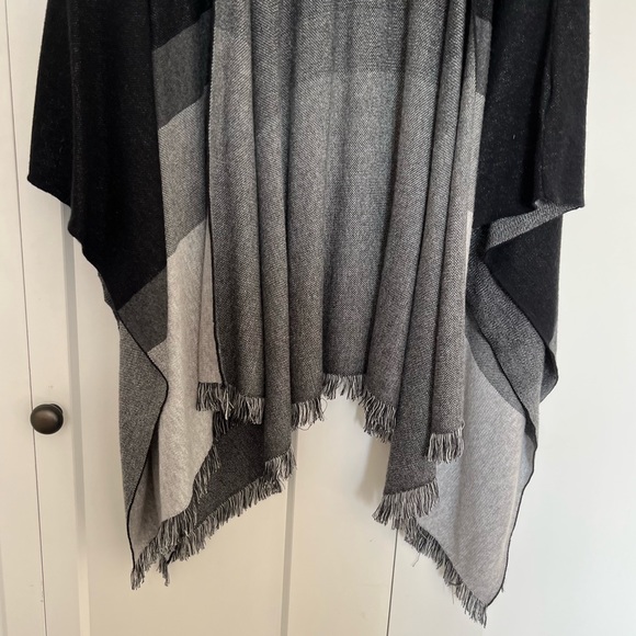 Splendid Ridgewood Poncho in Black and Grey Size Medium/Large - Picture 7 of 12